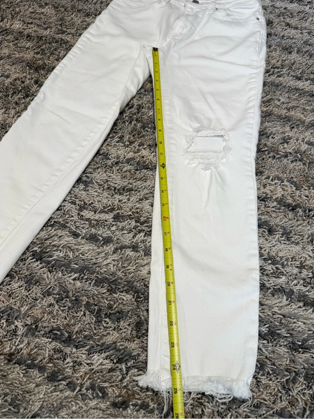 721 Levi's White Skinny High Rise Jeans with Knee Rip